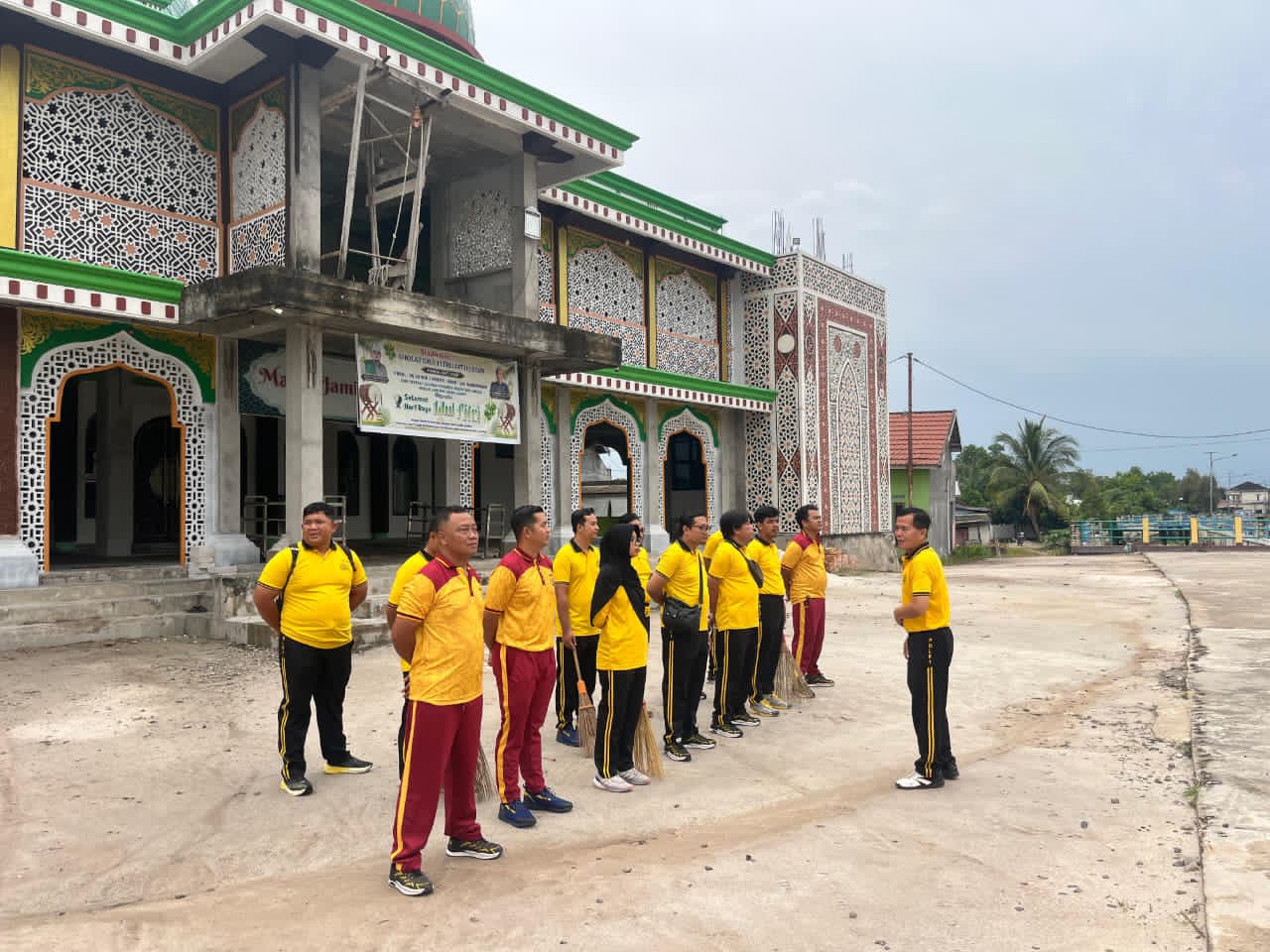 Polres Kotim Laksanakan Gotong Royong dalam Rangka Gerakan Nasional Indonesia Asri, Wujudkan Lingkungan Bersih dan Aman