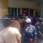 Penerima Bantuan Huma Betang di Kecamatan Katingan Kuala Pegatan Serbu Kantor Bank.