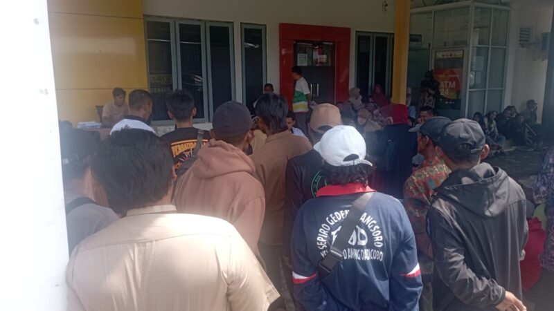Penerima Bantuan Huma Betang di Kecamatan Katingan Kuala Pegatan Serbu Kantor Bank.