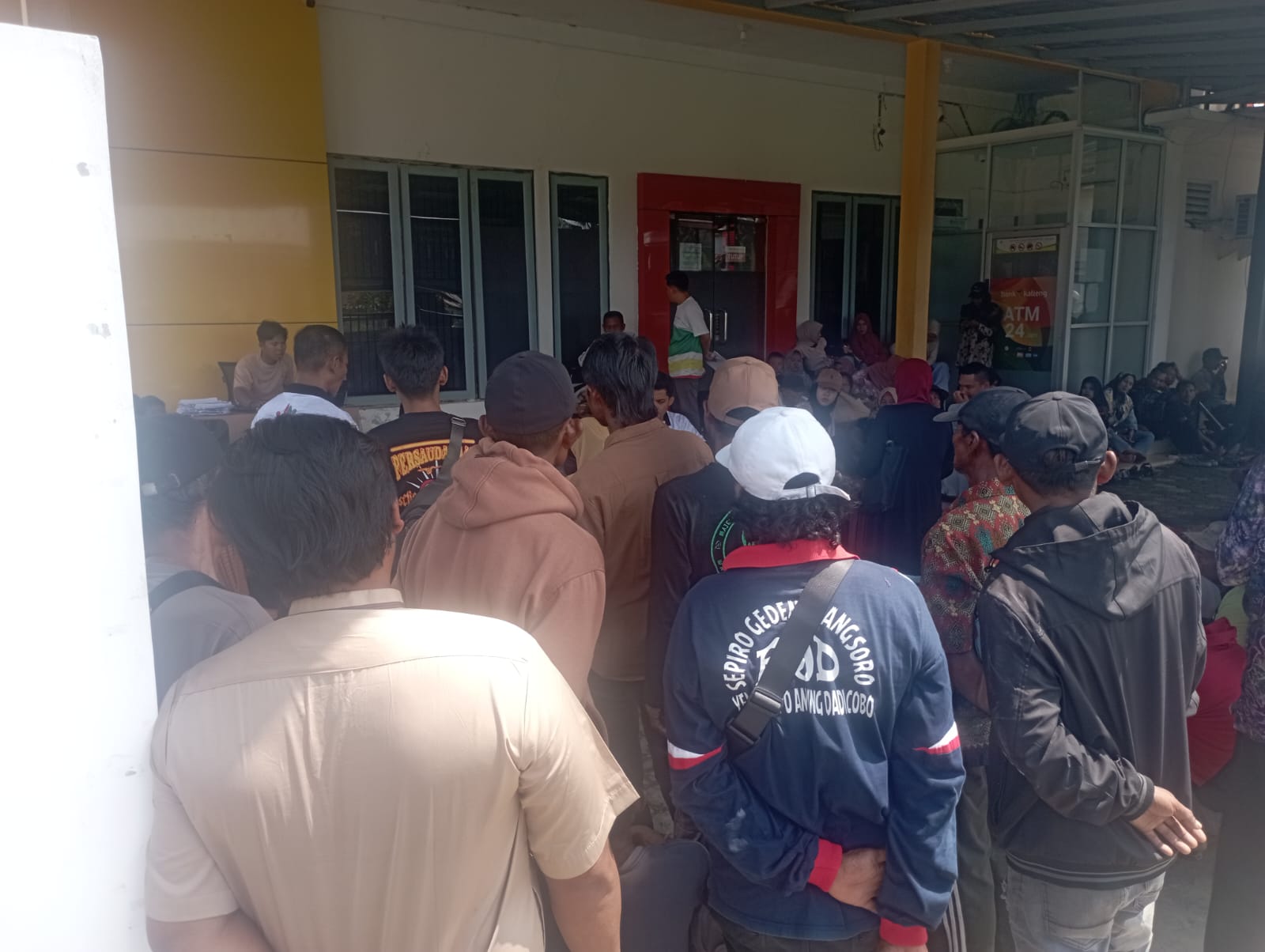 Penerima Bantuan Huma Betang di Kecamatan Katingan Kuala Pegatan Serbu Kantor Bank.