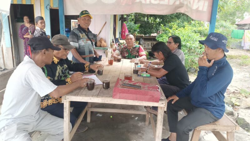 Jalin Silaturahmi Usai Lebaran, Babinsa Komsos Bersama Warga