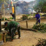 Satgas TMMD Reguler ke-127 Kodim 1015/Sampit Tak segan Batu orang Tua Asuh Membersikan Halaman Rumah