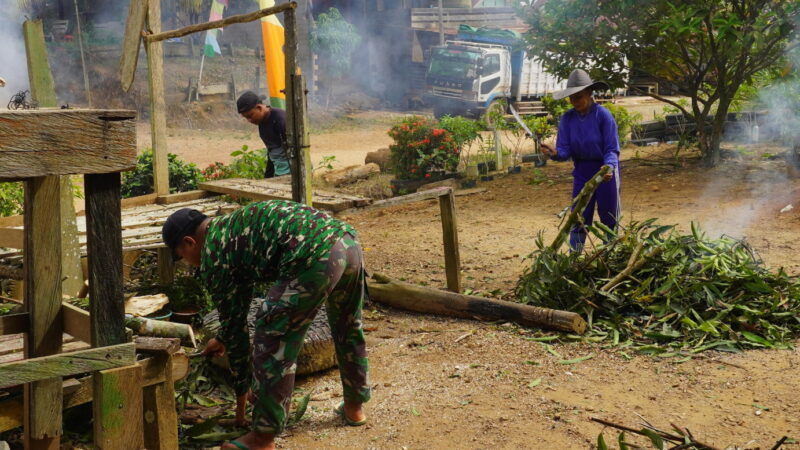 Satgas TMMD Reguler ke-127 Kodim 1015/Sampit Tak segan Batu orang Tua Asuh Membersikan Halaman Rumah