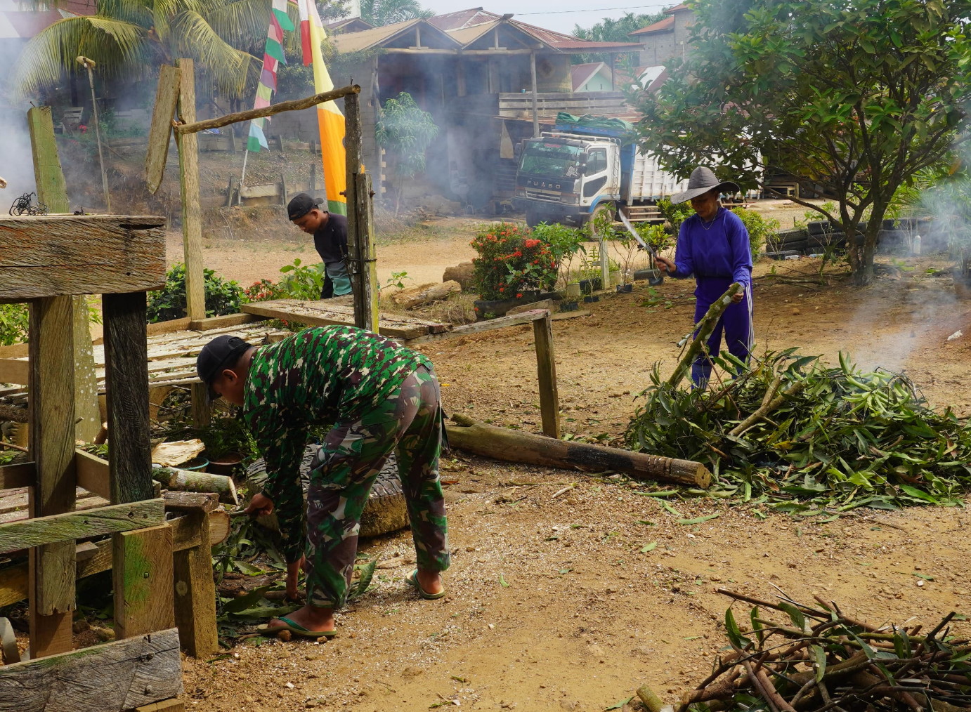 Satgas TMMD Reguler ke-127 Kodim 1015/Sampit Tak segan Batu orang Tua Asuh Membersikan Halaman Rumah