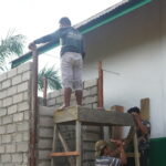 Tangga Kayu Jadi Andalan Satgas TMMD ke-127 Dalam Membangun MCK Gereja Pelita Kasih