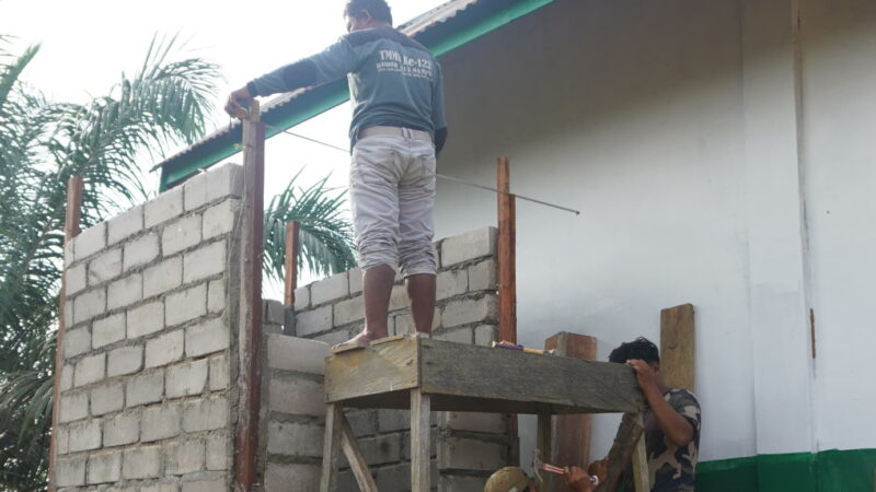 Tangga Kayu Jadi Andalan Satgas TMMD ke-127 Dalam Membangun MCK Gereja Pelita Kasih