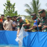 Ketua Tim Wasev Tebar Benih Ikan Nila Milik Karang Taruna Desa Tri Buana