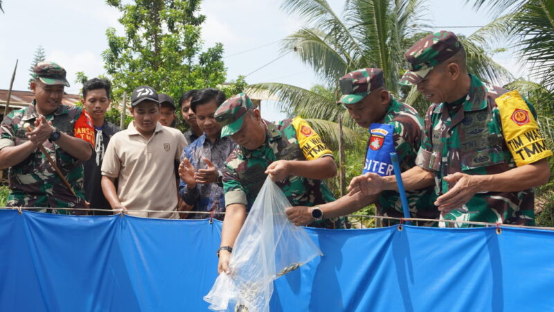 Ketua Tim Wasev Tebar Benih Ikan Nila Milik Karang Taruna Desa Tri Buana