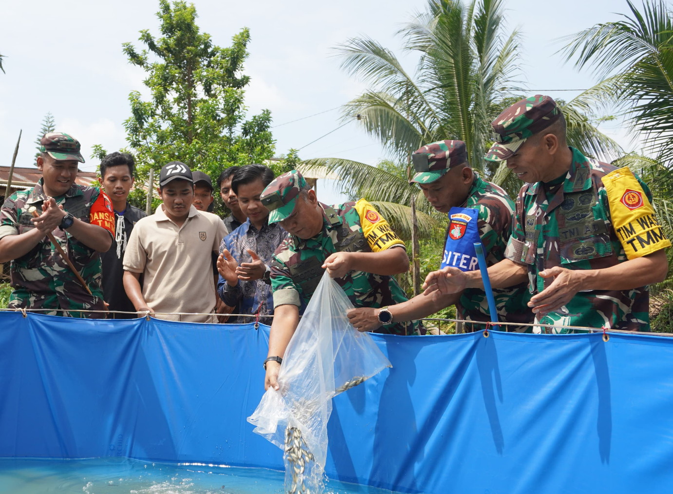 Ketua Tim Wasev Tebar Benih Ikan Nila Milik Karang Taruna Desa Tri Buana