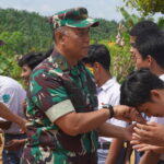 Tim Wasev TMMD dari Mabesad Disambut Meriah oleh Anak Sekolah Di Desa Tri Buana