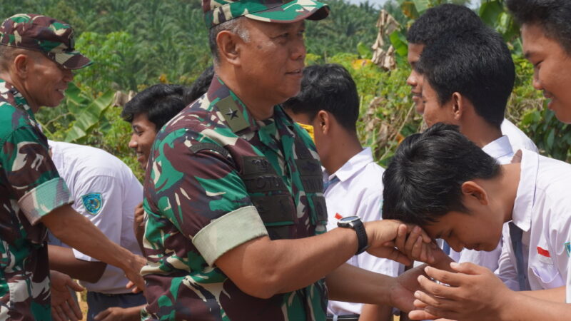 Tim Wasev TMMD dari Mabesad Disambut Meriah oleh Anak Sekolah Di Desa Tri Buana