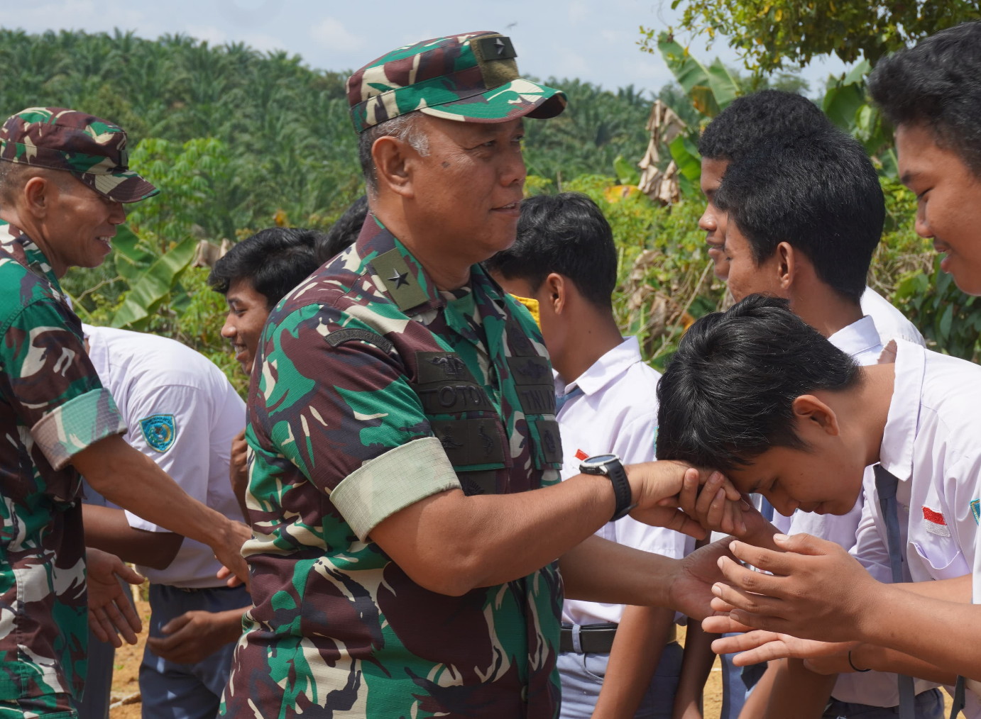 Tim Wasev TMMD dari Mabesad Disambut Meriah oleh Anak Sekolah Di Desa Tri Buana