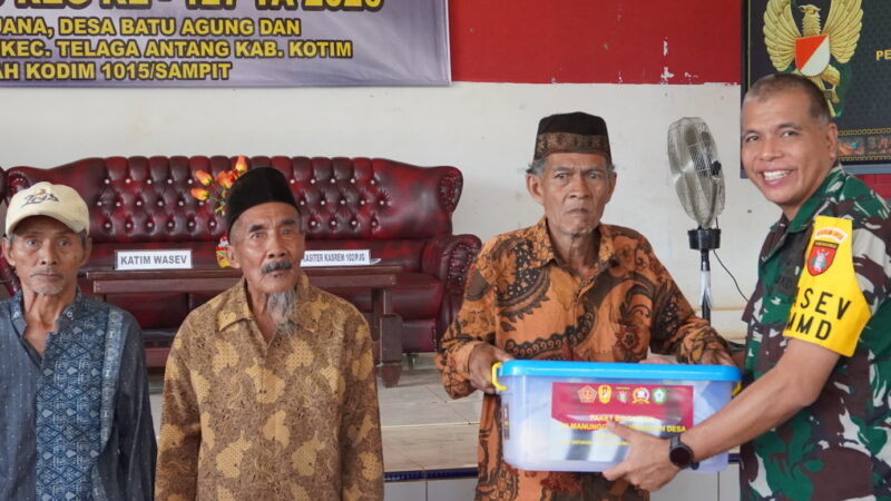 Ketua Tim Wasev Mabes TNI Bantu Sembako Warga
