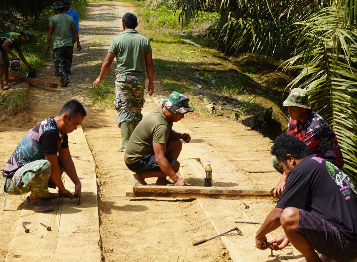 Satgas TMMD Reguler ke-127 Kodim 1015/Sampit Mulai Bongkar Jembatan