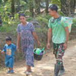 Dekat dengan Masyarakat, Satgas TMMD Reguler ke-127 Kodim 1015/Sampit Bantu Ibu-Ibu Gendong Tas Lanjung