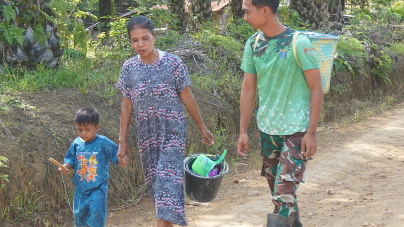 Dekat dengan Masyarakat, Satgas TMMD Reguler ke-127 Kodim 1015/Sampit Bantu Ibu-Ibu Gendong Tas Lanjung