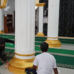 Jelang Sholat Jum’at Satgas TMMD Reguler ke-127 Kodim 1015/Sampit Bersihkan Masjid