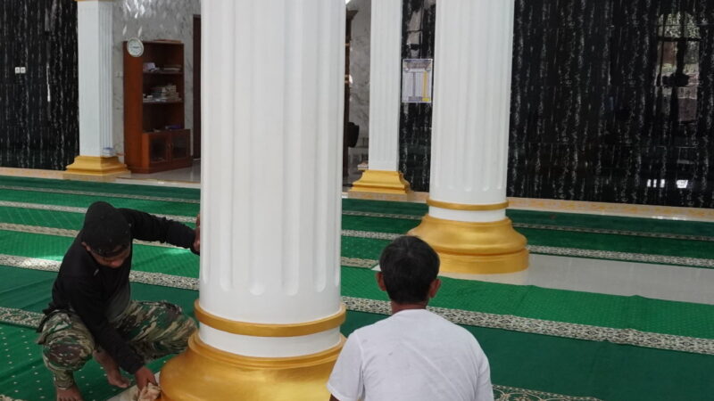 Jelang Sholat Jum’at Satgas TMMD Reguler ke-127 Kodim 1015/Sampit Bersihkan Masjid