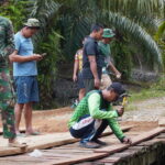 Satgas TMMD Reguler ke-127 Kodim 1015/Sampit Pasang papan dan Pagar jembatan