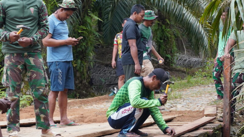 Satgas TMMD Reguler ke-127 Kodim 1015/Sampit Pasang papan dan Pagar jembatan