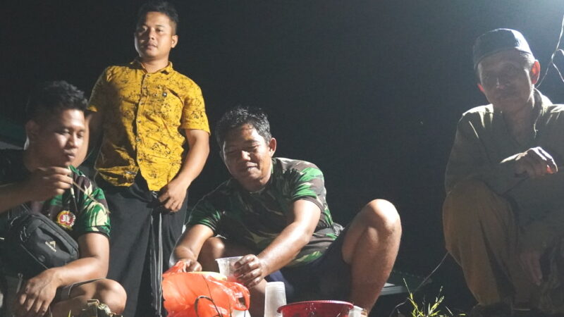 Kopi dan Gorengan Wujud Kebersamaan TNI dan Warga Saat Lembur Dilokasi TMMD Reguler ke-127 Kodim 1015/Sampit