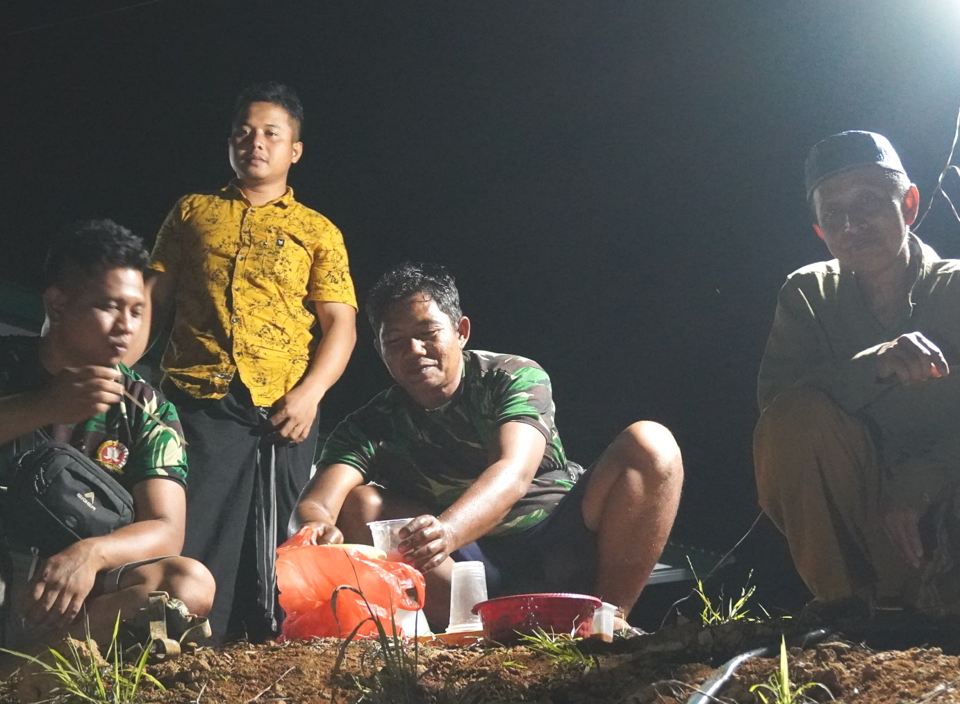 Kopi dan Gorengan Wujud Kebersamaan TNI dan Warga Saat Lembur Dilokasi TMMD Reguler ke-127 Kodim 1015/Sampit