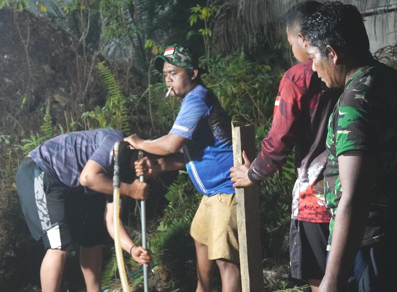 Demi Masyarakat Sumur Bor Di Kerjakan Sampi Malam Hari, Satgas TMMD Kodim 1015/Sampit Terus Berjuang