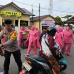 Polsek K.P.Mentaya Menunjukkan Kepedulian Sosial Dengan Membagikan Paket Takjil Gratis Kepada Masyarakat Yang Melintas Didepan Mako Polsek.