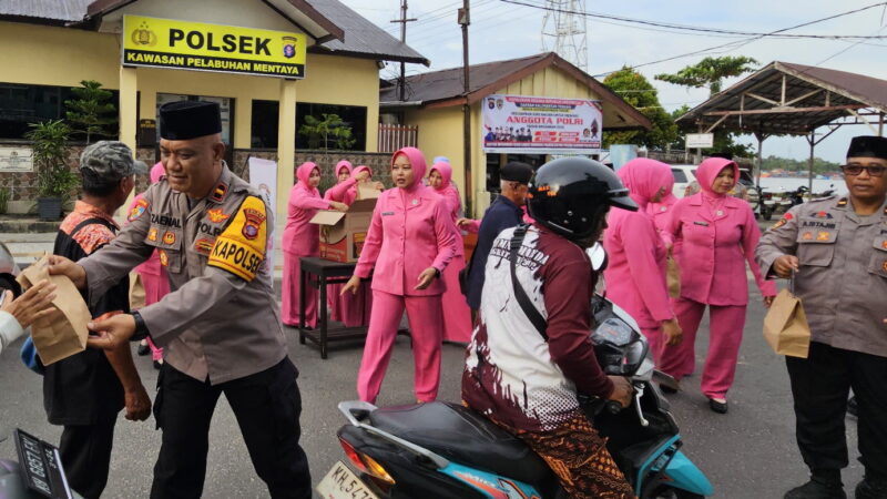 Polsek K.P.Mentaya Menunjukkan Kepedulian Sosial Dengan Membagikan Paket Takjil Gratis Kepada Masyarakat Yang Melintas Didepan Mako Polsek.