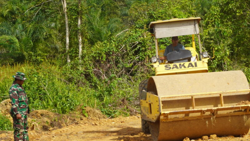 Satgas TMMD 127 Gunakan Alat Berat Boomag untuk Percepat Pengerasan Jalan