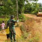 Kebahagiaan Anak-anak Melihat Alat Berat Di Lokasi TMMD Regular ke-127 Kodim 1015/Sampit
