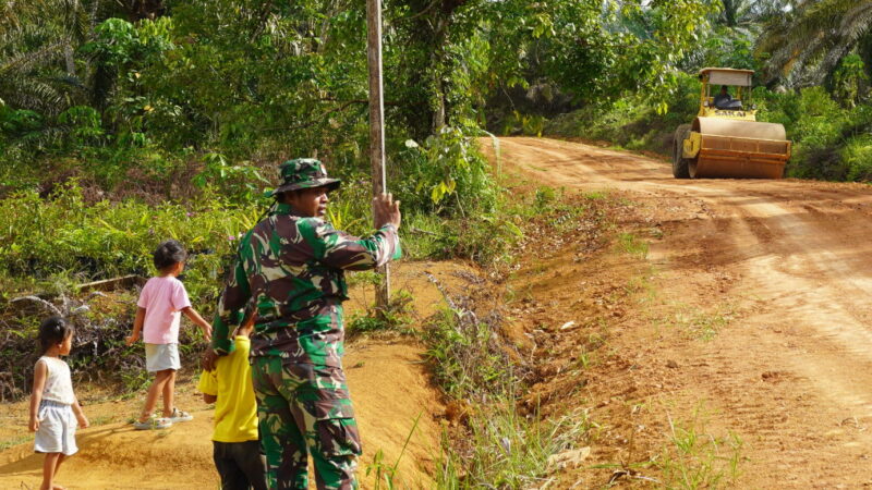 Kebahagiaan Anak-anak Melihat Alat Berat Di Lokasi TMMD Regular ke-127 Kodim 1015/Sampit