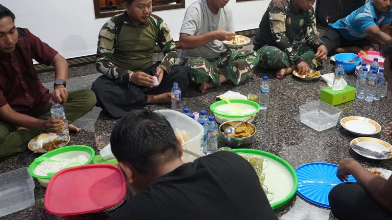 Terjalin Keakraban Dengan Warga, Satgas TMMD Reguler ke-127 Saat Buka Puasa Bersama