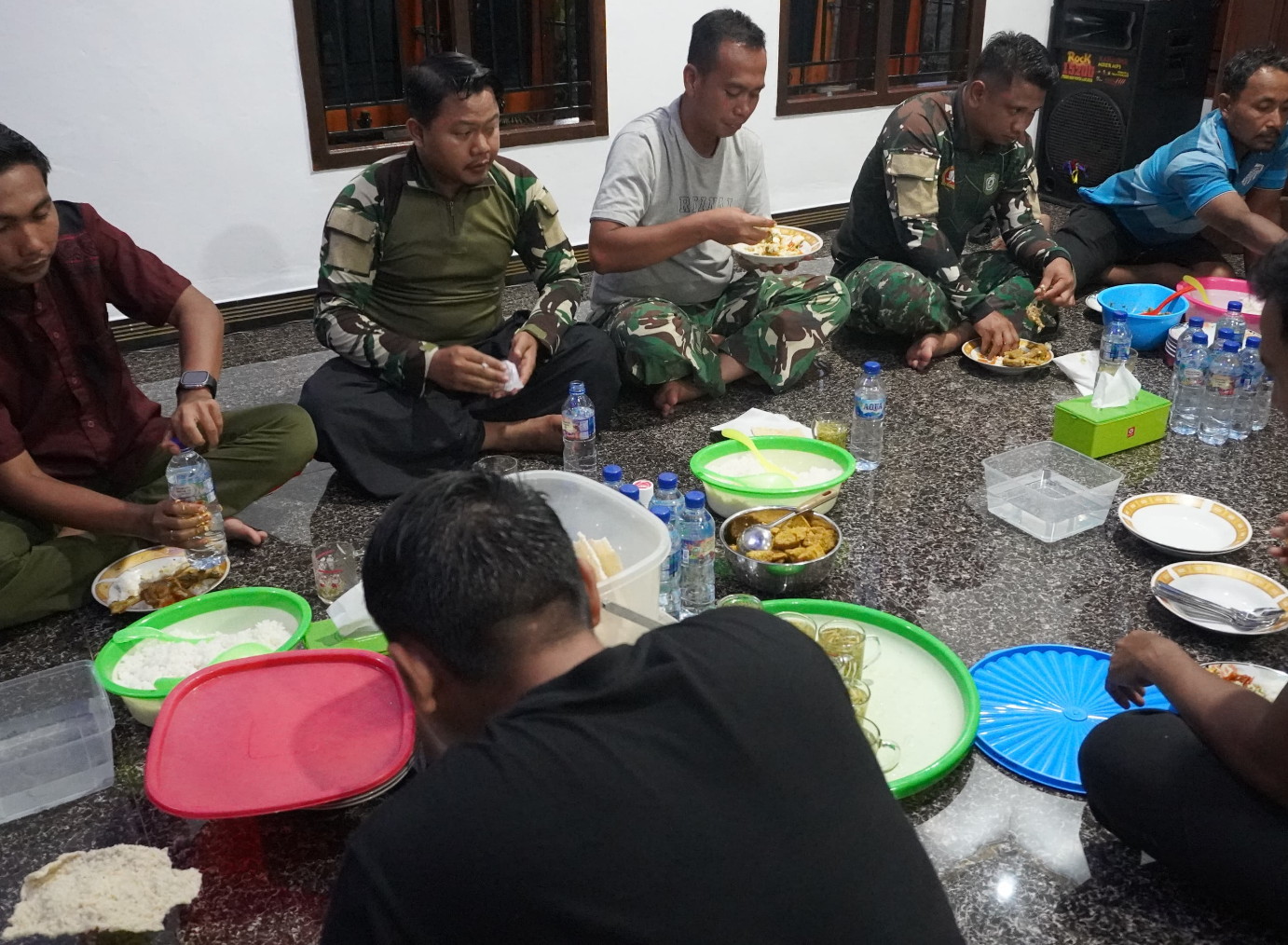 Terjalin Keakraban Dengan Warga, Satgas TMMD Reguler ke-127 Saat Buka Puasa Bersama