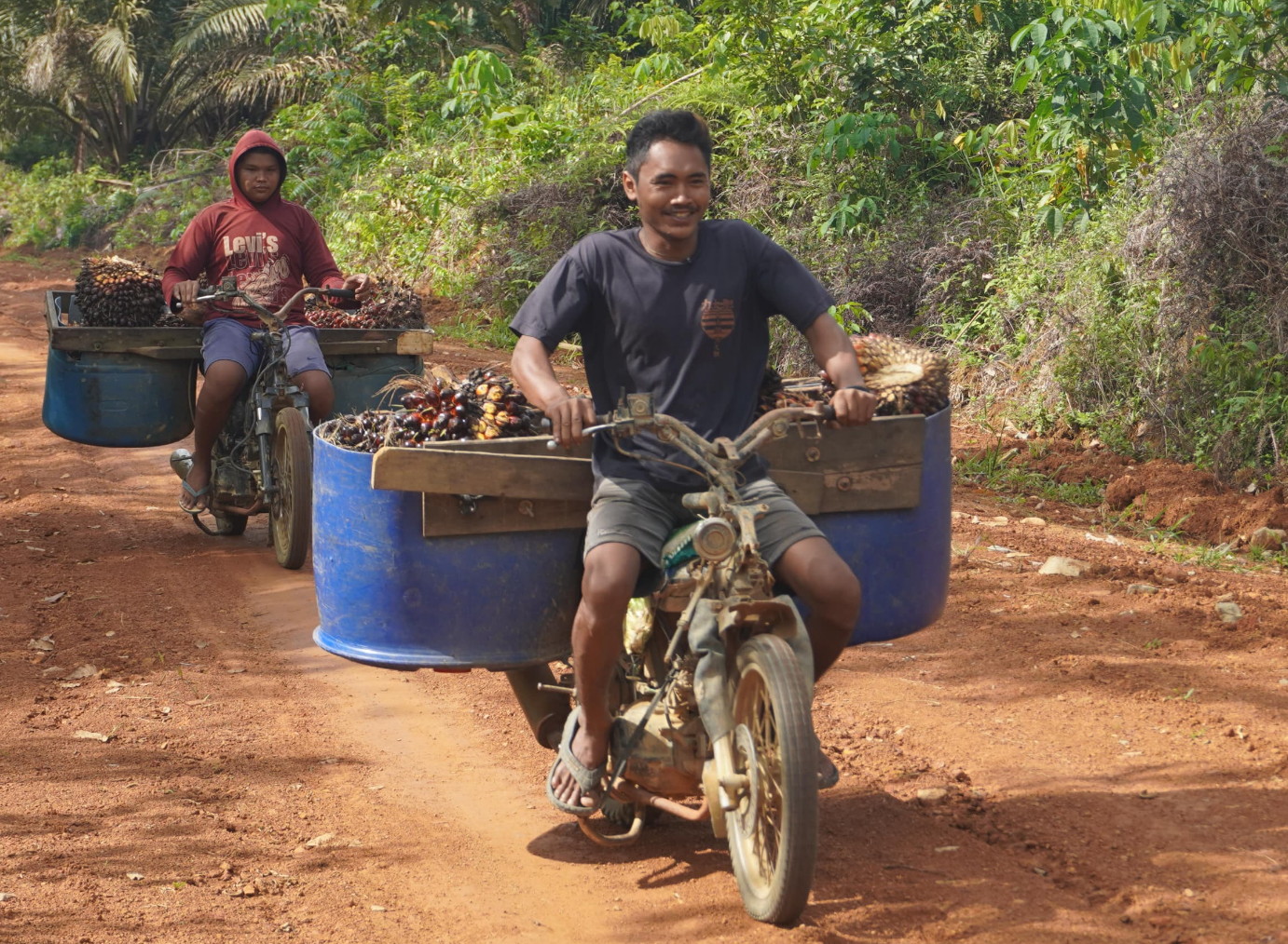 Jalan Baru Hasil Kerja Nyata Satgas TMMD Reguler ke-127 Kodim 1015/Sampit Membuat Warga Nyaman