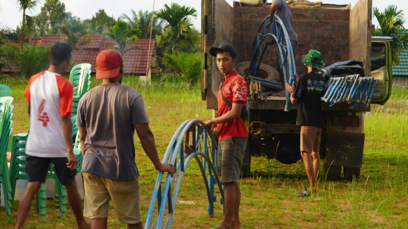 Satgas TMMD Reguler ke-127 Kodim 1015/Sampit dan Warga Gotong Royong Siapkan Lokasi Penutupan