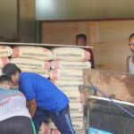 Anggota Satgas TMMD Reg Ke-127 Langsir Matrial Semen Bersama Masyarakat