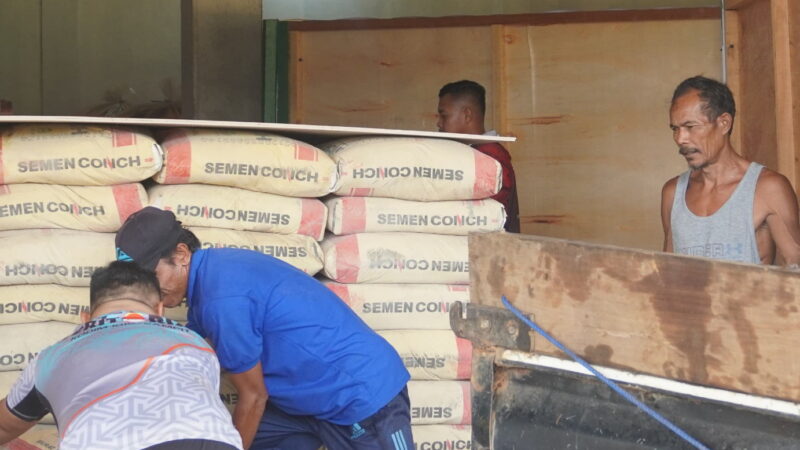 Anggota Satgas TMMD Reg Ke-127 Langsir Matrial Semen Bersama Masyarakat