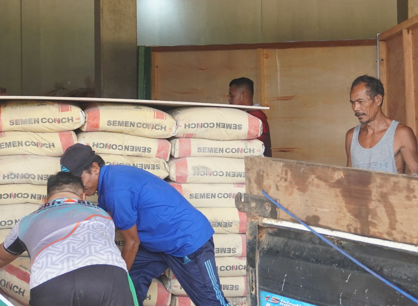 Anggota Satgas TMMD Reg Ke-127 Langsir Matrial Semen Bersama Masyarakat