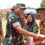 Upacara Penutupan TMMD ke-127 Kodim 1015/Sampit, Dimeriahkan dengan Bhakti Sosial Pembagian Sembako.