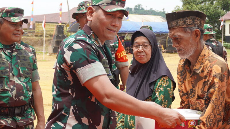 Upacara Penutupan TMMD ke-127 Kodim 1015/Sampit, Dimeriahkan dengan Bhakti Sosial Pembagian Sembako.