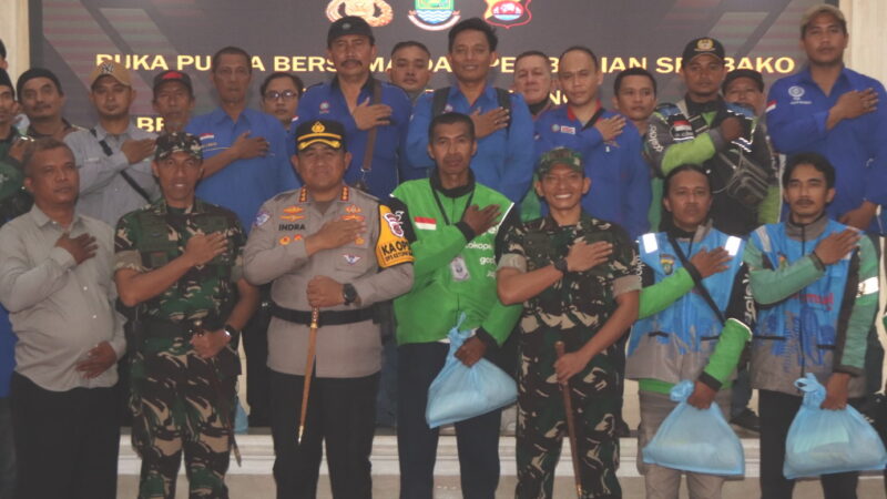 Jalin Kedekatan, Polresta Tangerang Bagikan Sembako untuk Ojol dan Opang