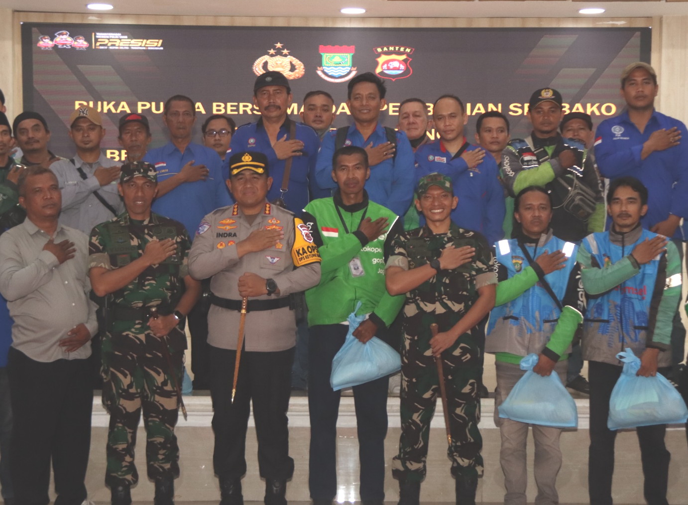 Jalin Kedekatan, Polresta Tangerang Bagikan Sembako untuk Ojol dan Opang