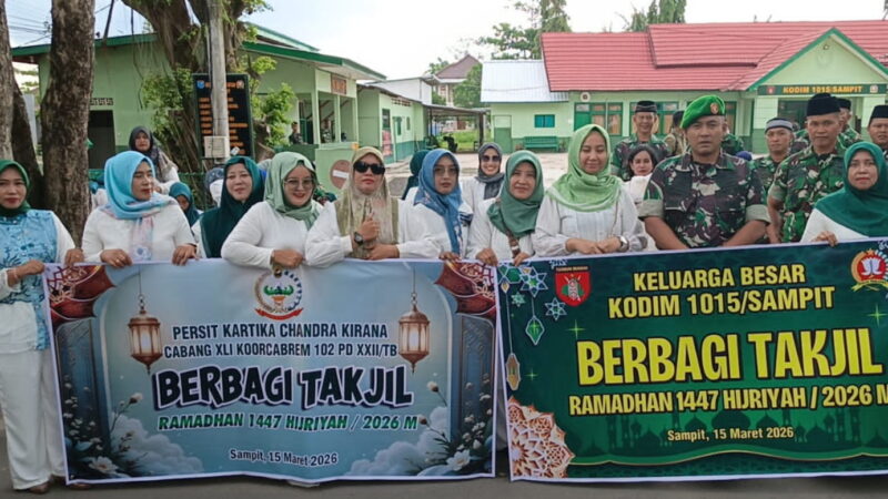 Aksi Sosial di Bulan Ramadhan Kodim 1015/Sampit Berbagi Takjil Kepada Masyarakat