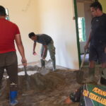Satgas TMMD Reg-127 Kini Fokus Finishing Plester Lantai Rumah Bapak Sumardi