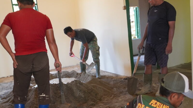 Satgas TMMD Reg-127 Kini Fokus Finishing Plester Lantai Rumah Bapak Sumardi