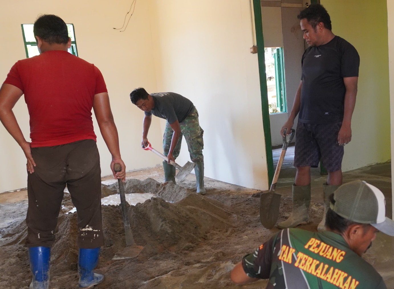 Satgas TMMD Reg-127 Kini Fokus Finishing Plester Lantai Rumah Bapak Sumardi
