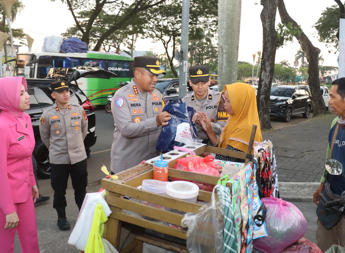 Kapolresta Tangerang & Bhayangkari Sambangi Pospam Mudik, Bagikan Parsel Hingga Takjil