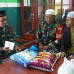 Panitia Badan Amil Zakat Fitrah Mushola Baitur rohmah Kodim 1015/Sampit Membagikan Zakat Fitrah Ke Warga