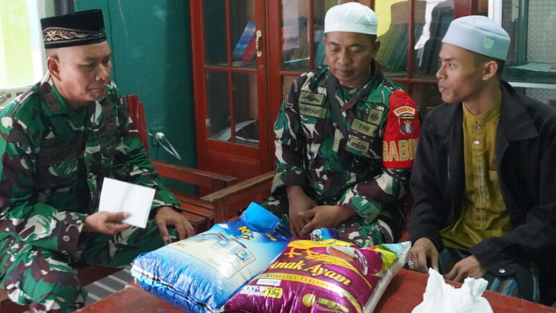 Panitia Badan Amil Zakat Fitrah Mushola Baitur rohmah Kodim 1015/Sampit Membagikan Zakat Fitrah Ke Warga